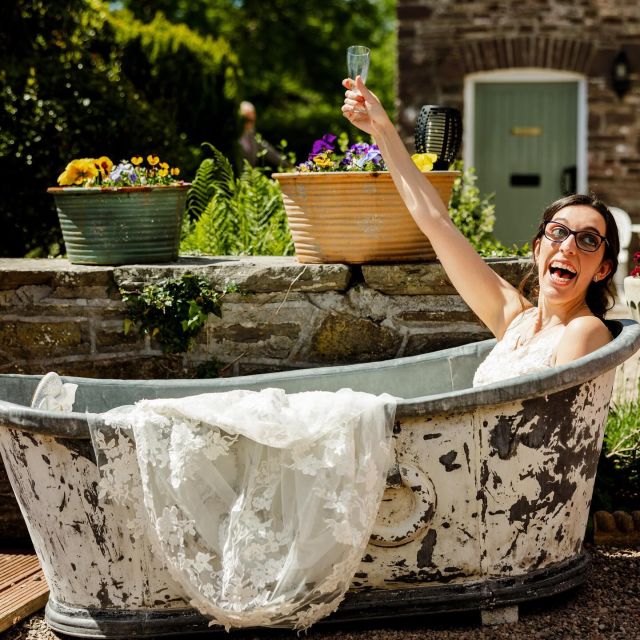 Get in the tub it’s p*ssing down outside. Alex has got the right idea but at least the sun was out for her wedding @peterstonecourt. Soaking up the atmosphere with Sun, drinks and friends. 

I have forgotten what the sun looks like, so this is just to remind you, it does exist and this is what your summer wedding could look like.

#summerwedding #summerweddings #maywedding #peterstonecourt #peterstonecourtweddings #summervibes #breconwedding #brideinabath #funweddingphotography #weddingphotographerwales #artbydesignphotography #stevewheller