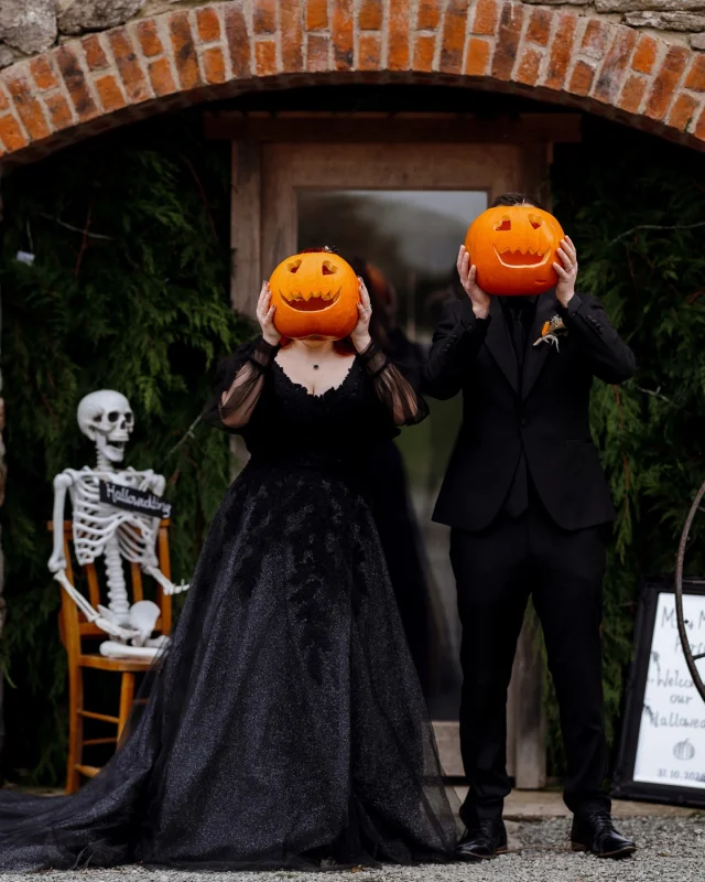 🎃 Happy Halloween and Happy one year anniversary to Amelia and Shane who had this spooky halloween wedding at Cardeeth last year 👻 

#hallowen #halloweenwedding #autumnwedding #cardeethweddings #pembrokeshireweddingphotographer #pembrokeshirewedding